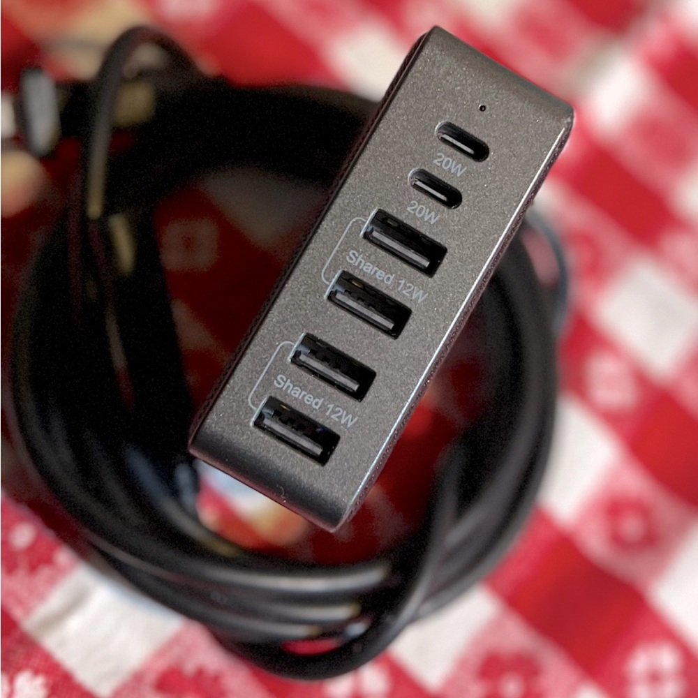Heyday 6-Port Charging Hub Vertical 2C + 4A - heyday™ Black Saffiano